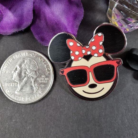 Disney Minnie Mouse Trading Pin Polk Dot Bow Emoji Sunglasses Lapel Pin Brooch - Picture 3 of 6